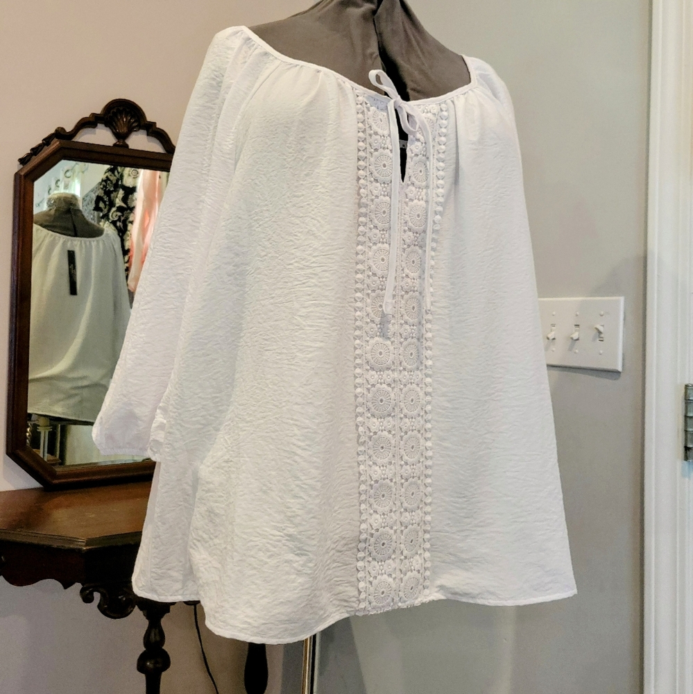 NWT 1X White Floral Crochet Detail Flowy Blouse